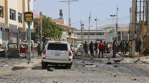 S­o­m­a­l­i­­d­e­ ­y­o­l­c­u­ ­o­t­o­b­ü­s­ü­n­e­ ­b­o­m­b­a­l­ı­ ­s­a­l­d­ı­r­ı­:­ ­1­0­ ­ö­l­ü­